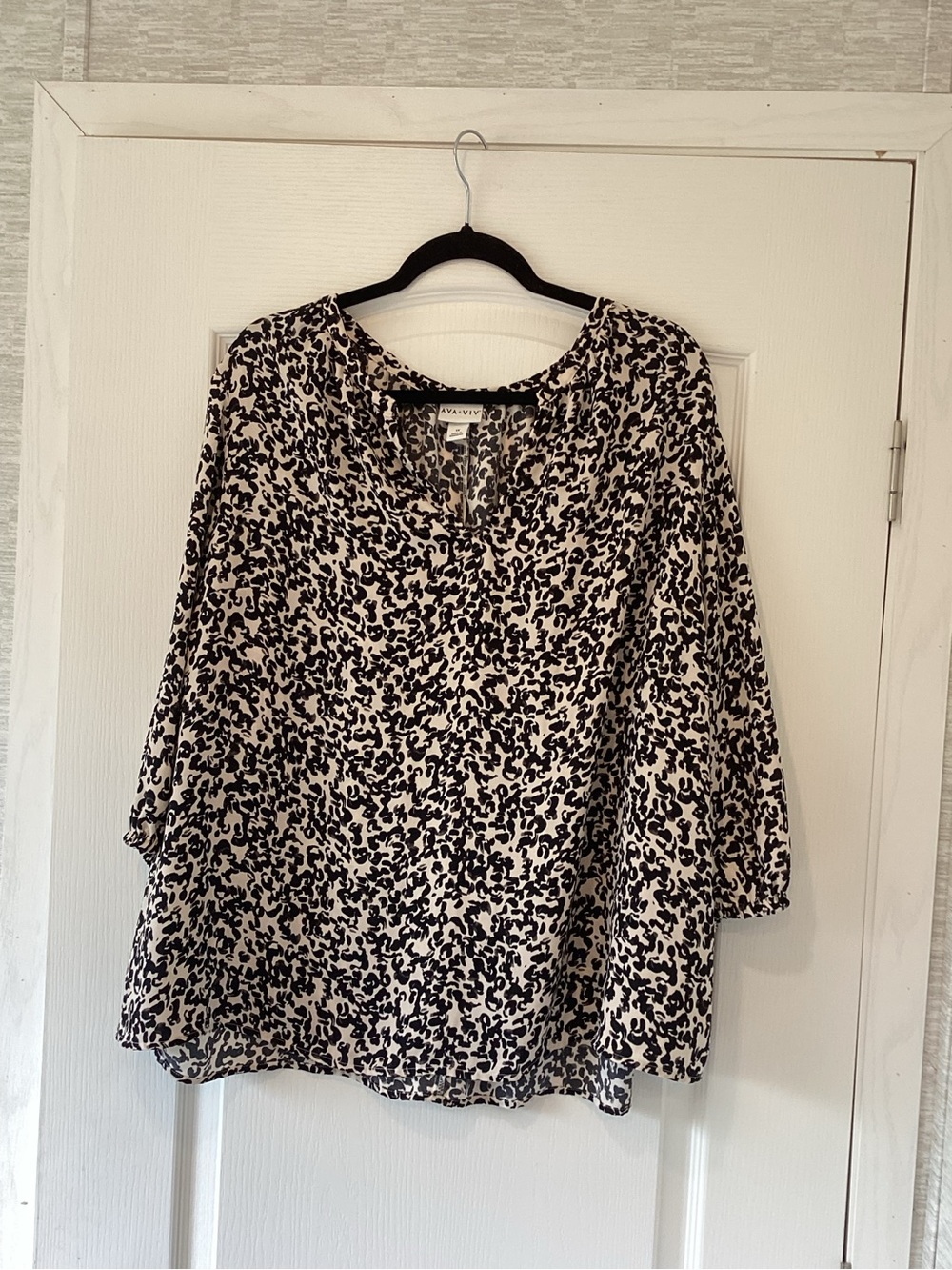 Ava & Viv Black and Cream Printed V-Neck Blouse EUC